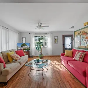 Perfect Private Getaway Minutes To Virginia Beach! Holiday home