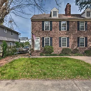 Evolve High-End Home On Lake 1 Block To Coast! Holiday home